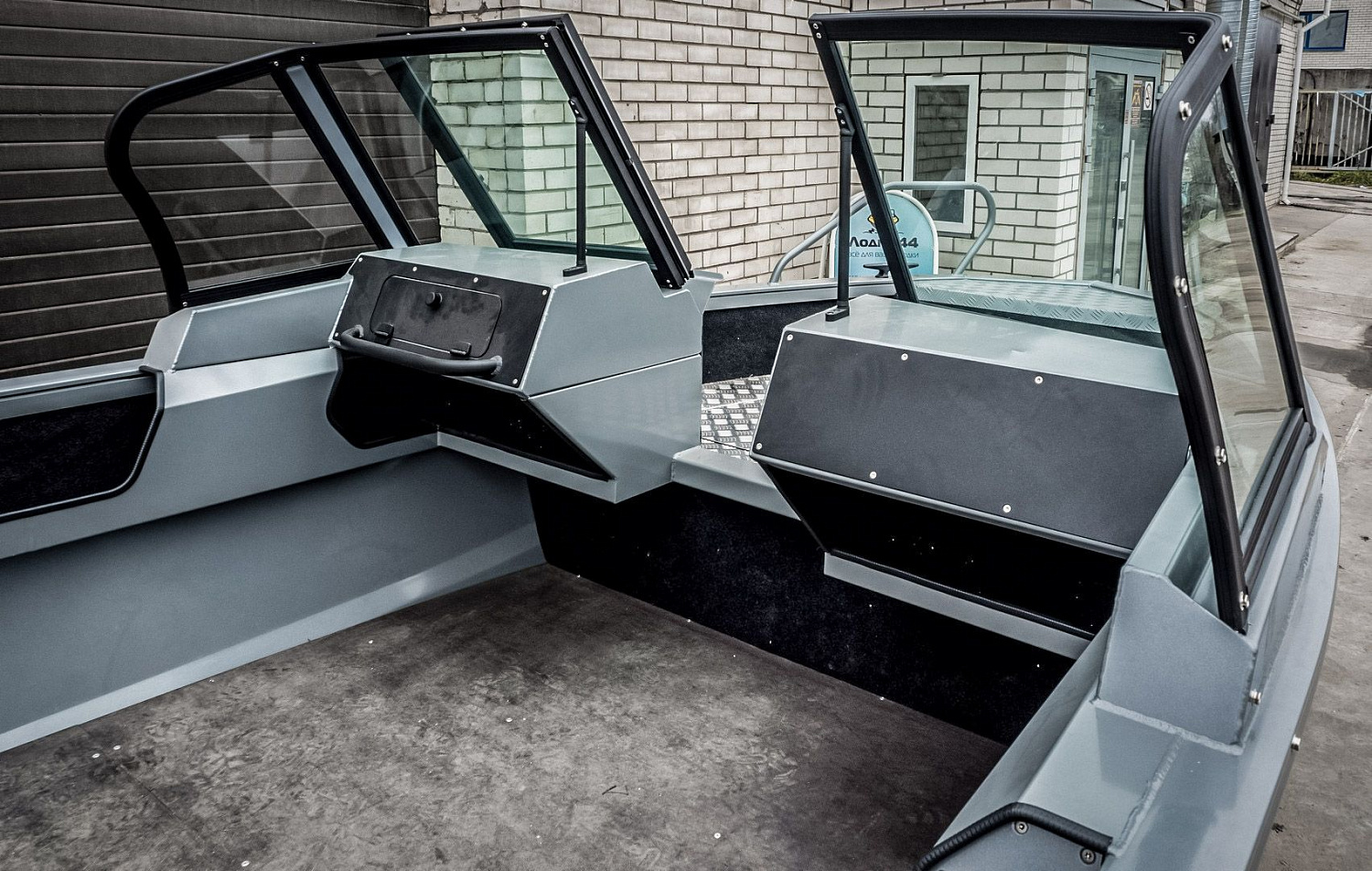 (2019) Волжанка 46 Фиш Ветровое стекло Auto с боковиной Фиш, Ходовой и транспортировочный тент